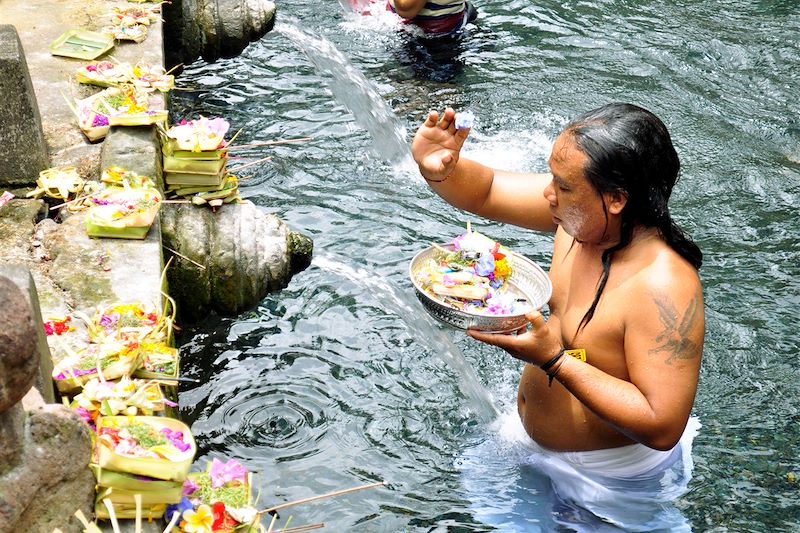 Cérémonie de purification - Temple de Tirta Empul - Tampak Siring - Indonésie