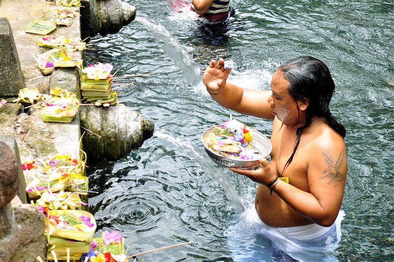 Cérémonie de purification - Temple de Tirta Empul - Tampak Siring - Indonésie