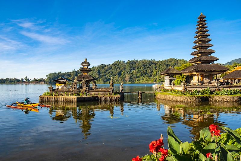 Bali en liberté avec chauffeur – Temples & rizières d’Ubud, cascades et plantations à Munduk, Mont Batur et détente à la plage