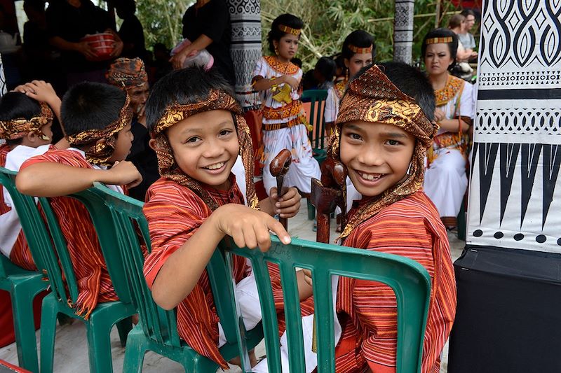 Jeunes garçons lors d'une cérémonie funéraire - île de Sulawesi - Indonésie