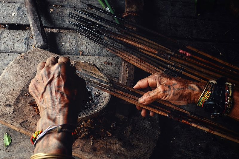 Fabrication des flèches - Île de Siberut - Îles Mentawai - Sumatra - Indonésie