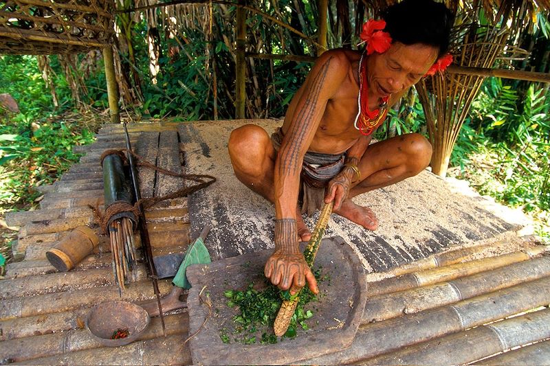Préparation d'herbes médicinales par un homme Mentawai - Sumatra - Indoénsie