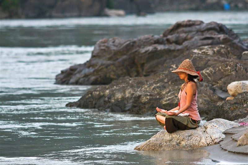 Méditation sur les berges du Gange - Rishikesh - Inde