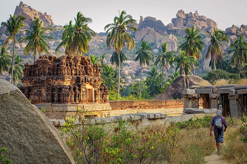 Circuit avec chauffeur Karnataka : entre temples millénaires de Badami, palais royaux de Mysore et plages dorées de Goa