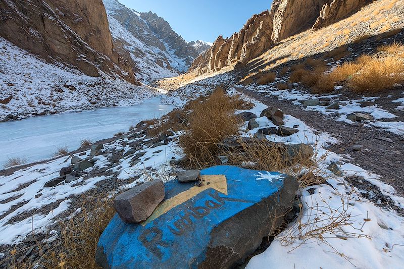 Panneau indiquant Rumbak - Parc national de Hemis - Inde himalayenne