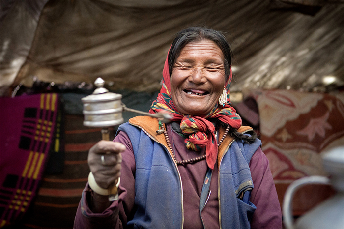 Femme avec un moulin à prière - Ladakh - Inde