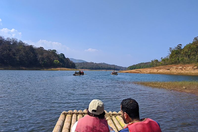 En radeau sur le Lac Periyar - Inde