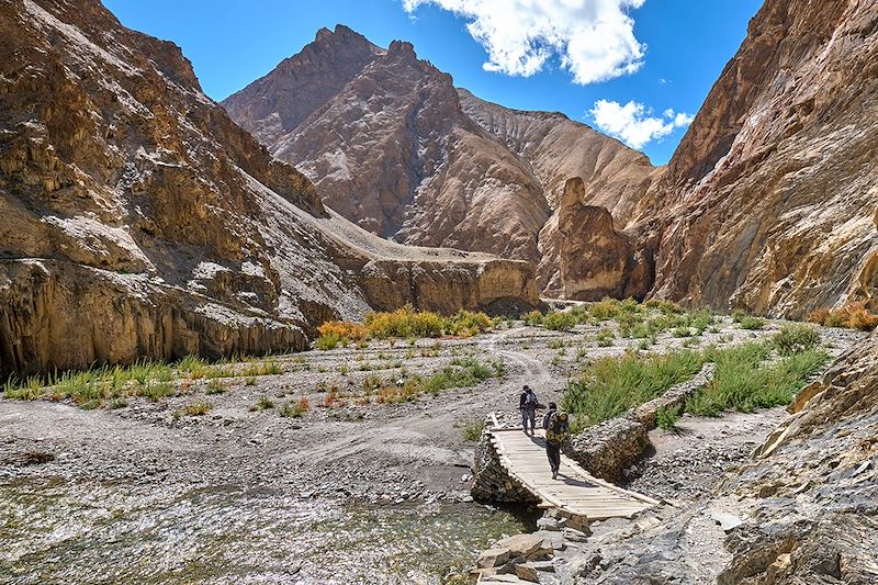 Randonneurs traversant un pont dans la vallée de Markha - Ladakh - Inde