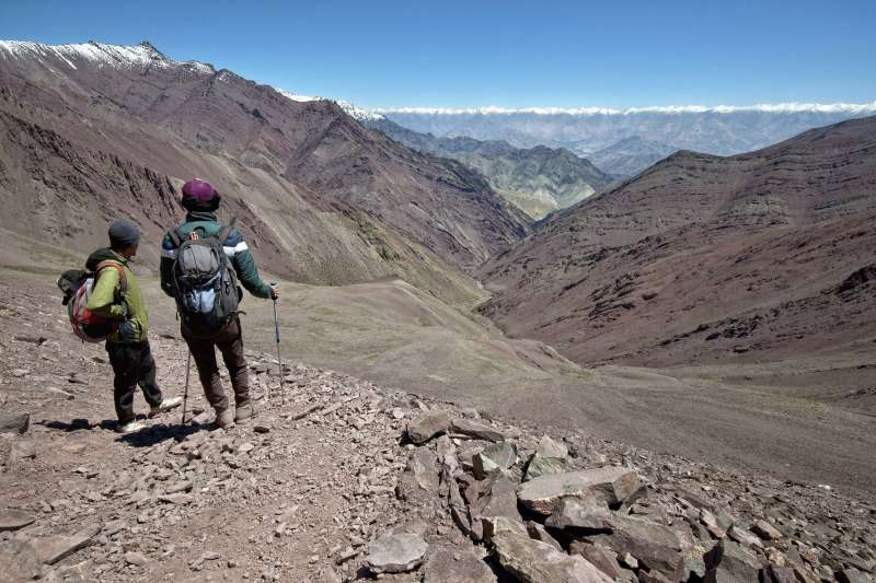 Randonneurs face à la chaîne Himalayenne depuis le col Konmaru-La - Markha - Inde