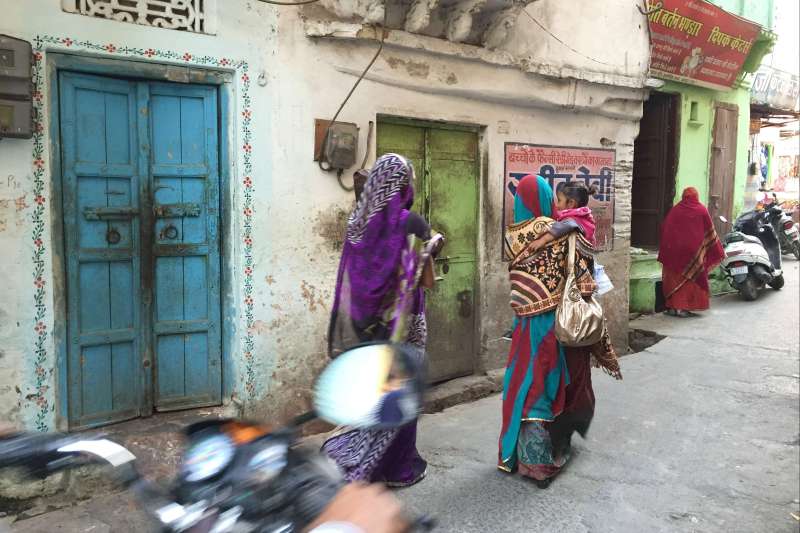 Groupe de personnes marchant dans les rues de Udaipur - Rajasthan - Inde