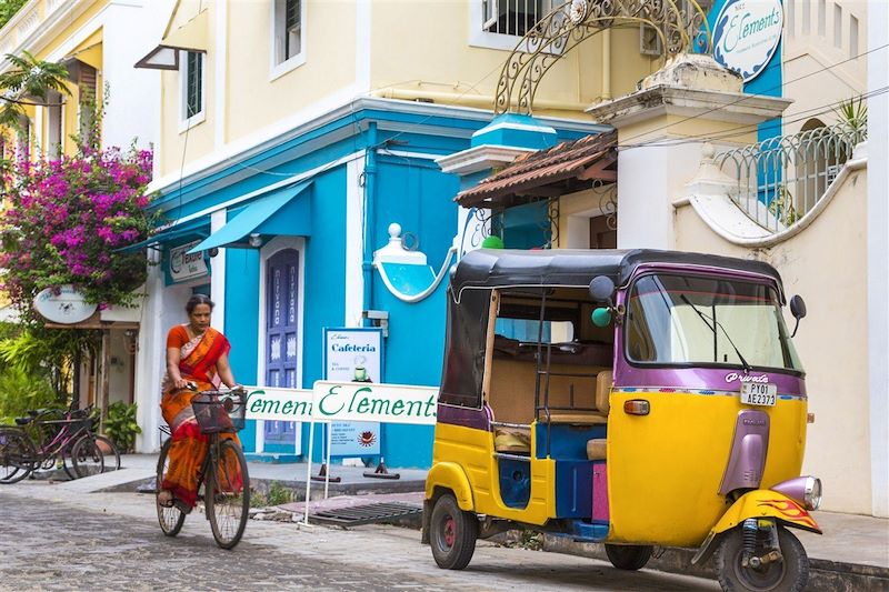 Rickshaw et femme à vélo dans une rue de Pondichery - Inde