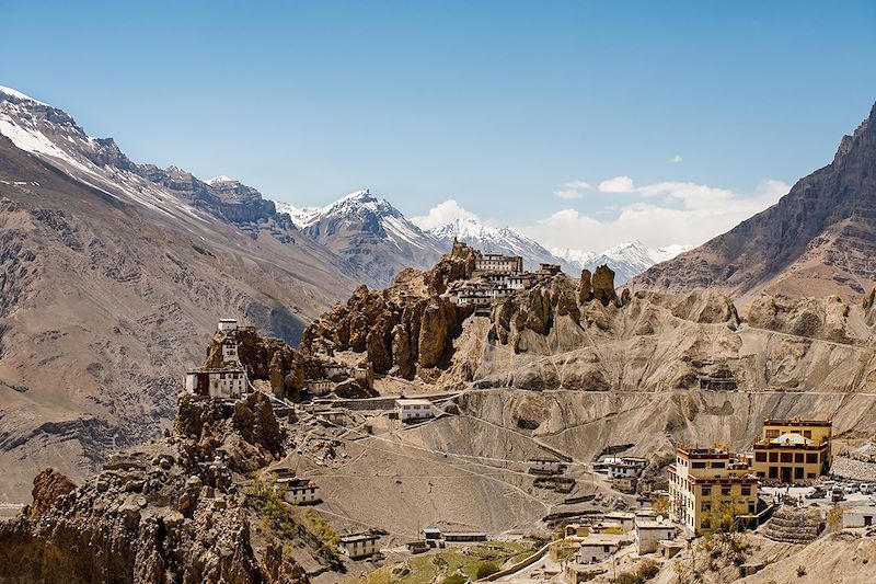 Ancien et récent Monastère de Dhankar dans les montagnes - Inde