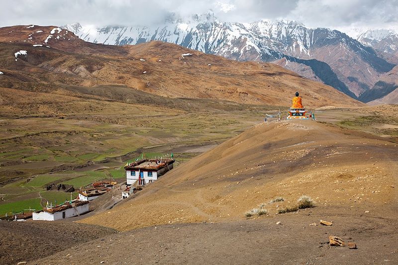 Statue de Bouddha surplombant le village de Langza - Vallée de Spiti - Inde 