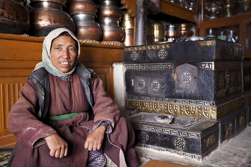 Femme Ladakhi dans sa cuisine traditionnelle - Ladakh - Inde