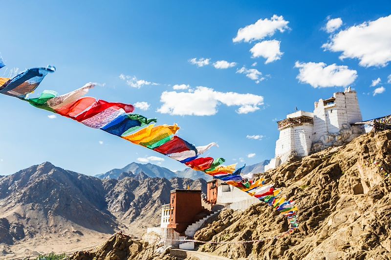 Drapeaux de prière devant le Temple de Tsemo - Leh - Inde