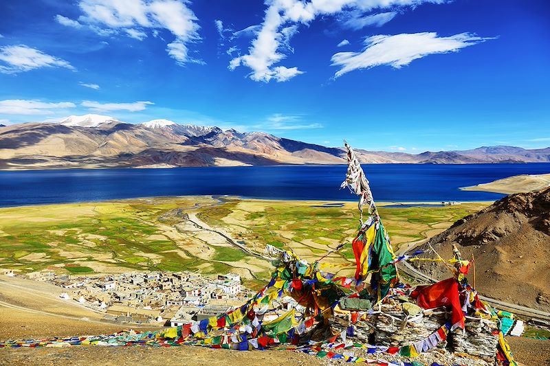 Drapeaux de prière au lac Tso Moriri - Ladakh - Inde