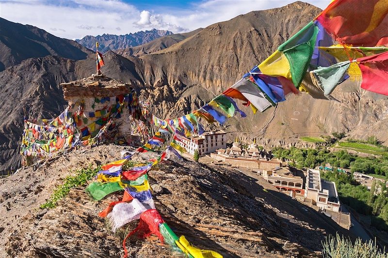 Drapeau de prière en haut du monastère de Lamayuru - Inde