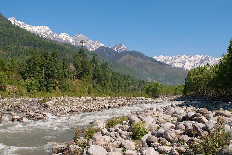 Rivière Beas dans la vallée de Kullu - Inde