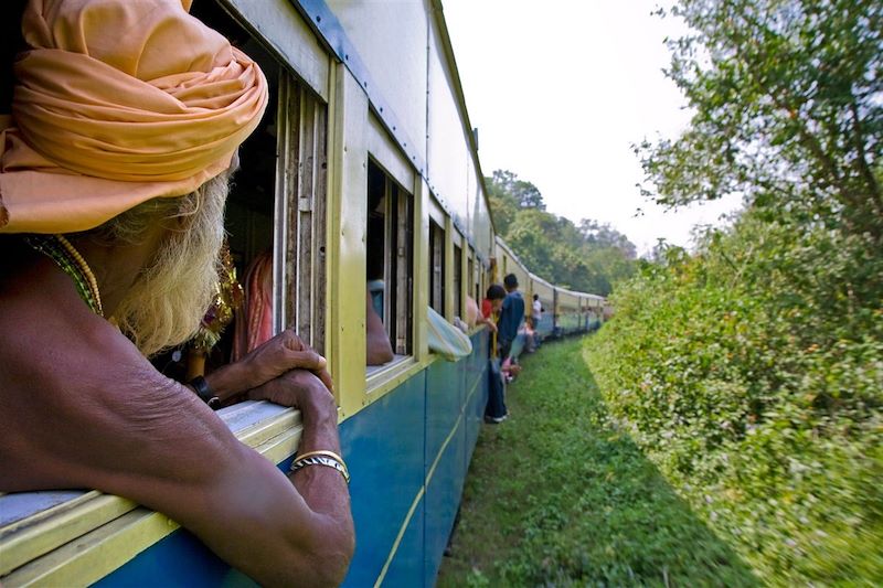 Sadhu regardant par la fenêtre d'un train - Inde