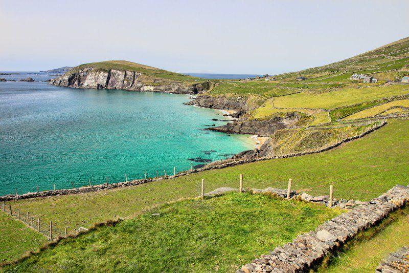 Du Connemara au Sud sauvage, un road trip en Irlande au rythme des falaises, villages colorés et paysages celtiques.