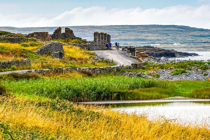 Cyclistes dans la baie de Galway - Inishmore - Irlande