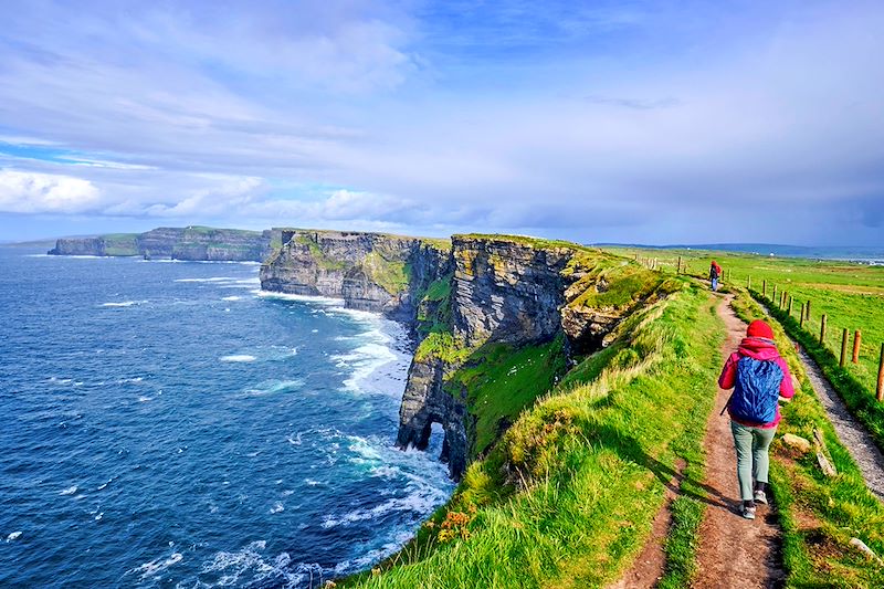 Randonneur sur les falaises de Moher - Comté de Clare - Irlande