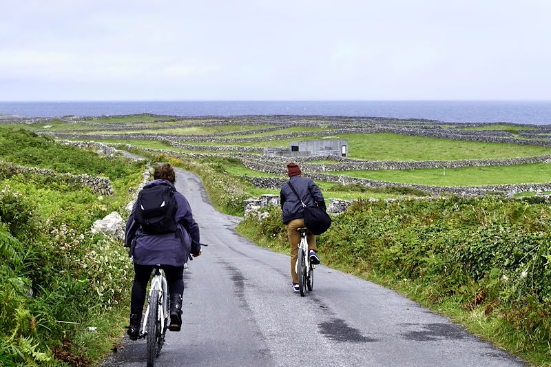 Cyclistes sur l'île d'Inishmore - Îles d'Aran - Irlande