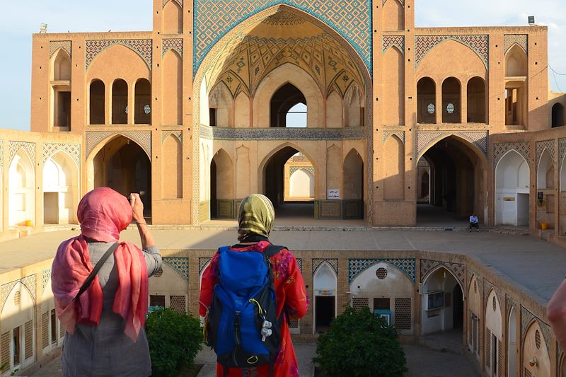 Femme devant la mosquée Agha Bozorg - Kashan - Province d'Ispahan - Iran