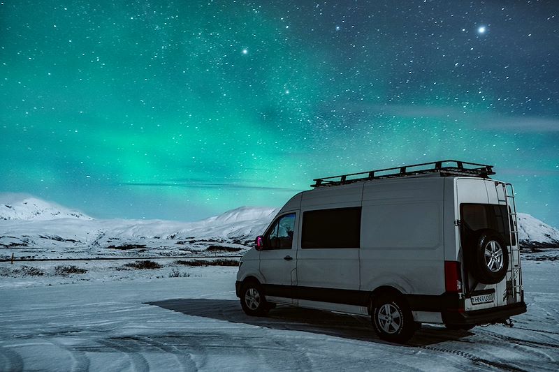 Van sous les aurores boréales - Islande