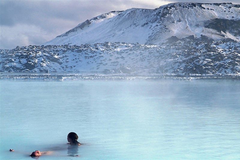 Baignade dans les eaux du Blue lagoon - Islande