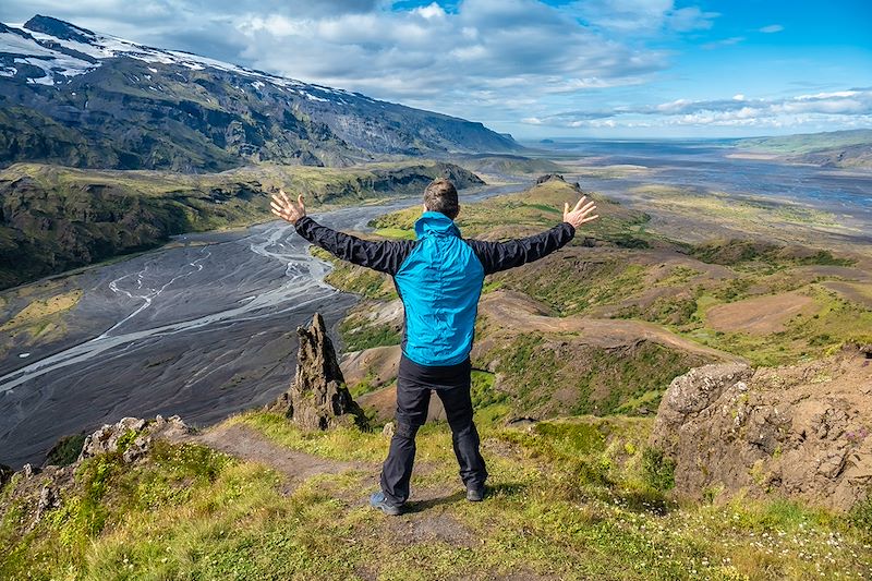 Randonneur dans la vallée de Thorsmork - Islande