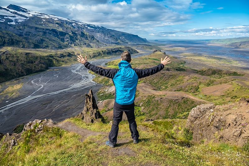 Randonneur dans la vallée de Thorsmork - Islande