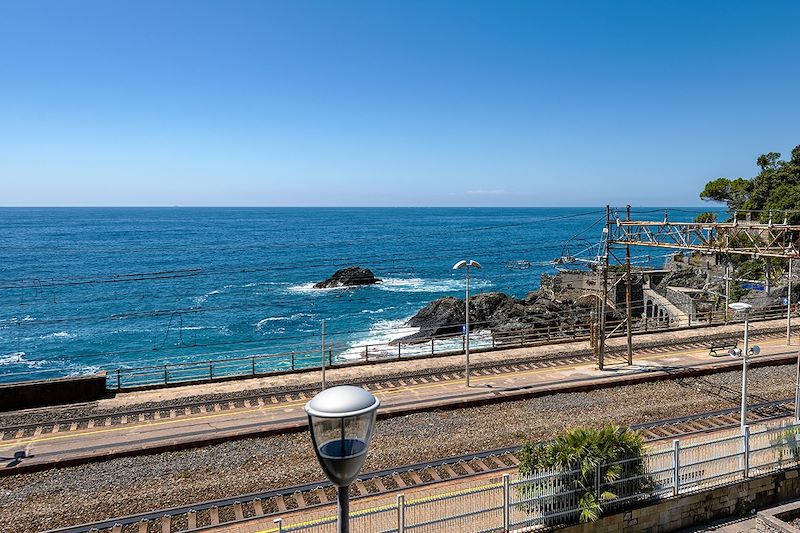 Train en bord de mer vers Moneglia - Italie