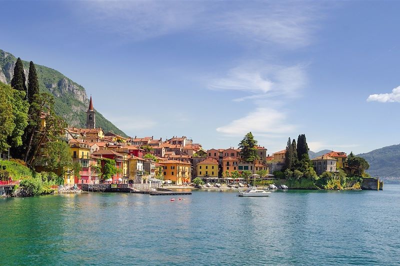 La ville de Varenna vu du Lac de Côme - Lombardie - Italie