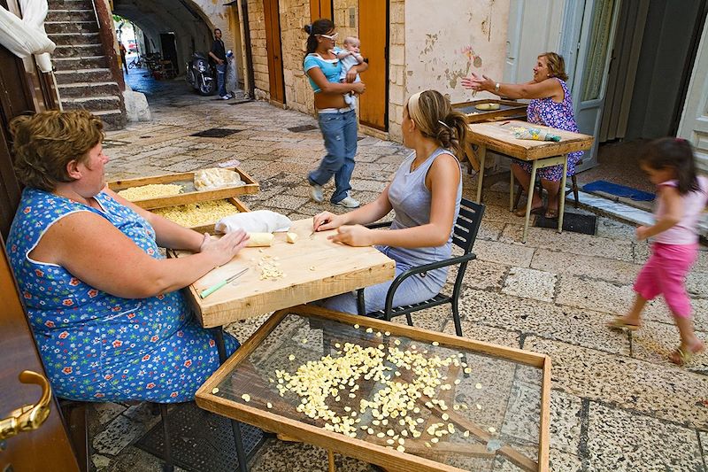 Fabrication d'orecchiette dans une rue de Bari - Pouilles - Italie