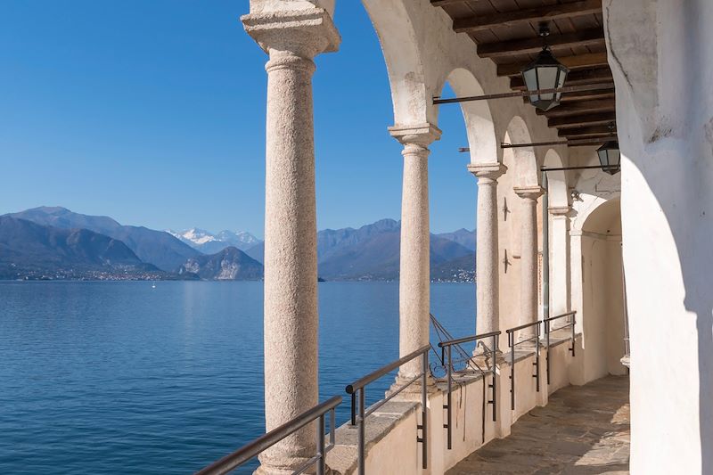 L'ermitage Santa Caterina del Sasso au bord du Lac Majeur - Italie