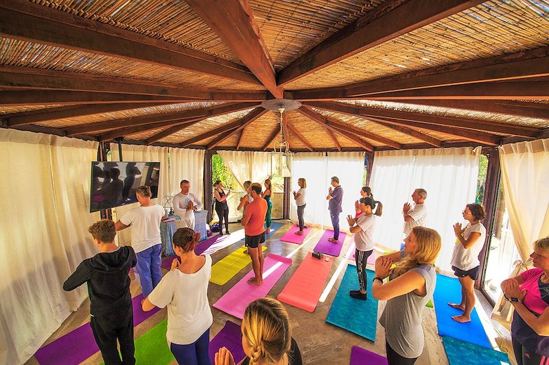 Séance de yoga sur l'île d'Elbe - Italie