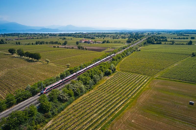 Train avec le Lac de Garde en arrière-plan - Italie