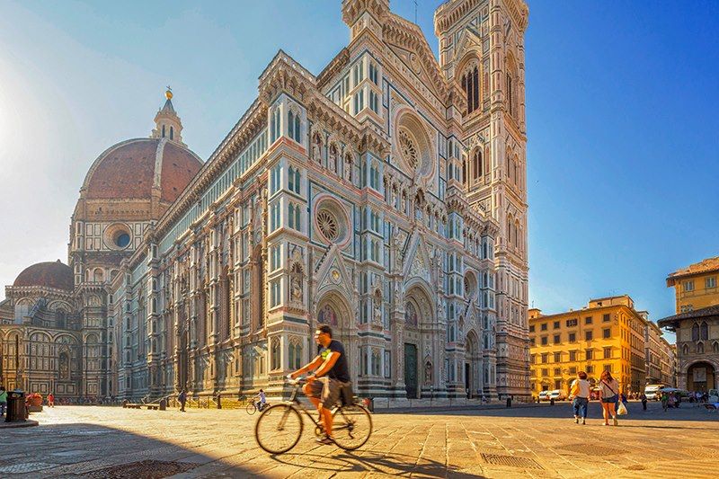 Cycliste devant le Duomo Santa Maria del Fiore à Florence - Toscane - Italie