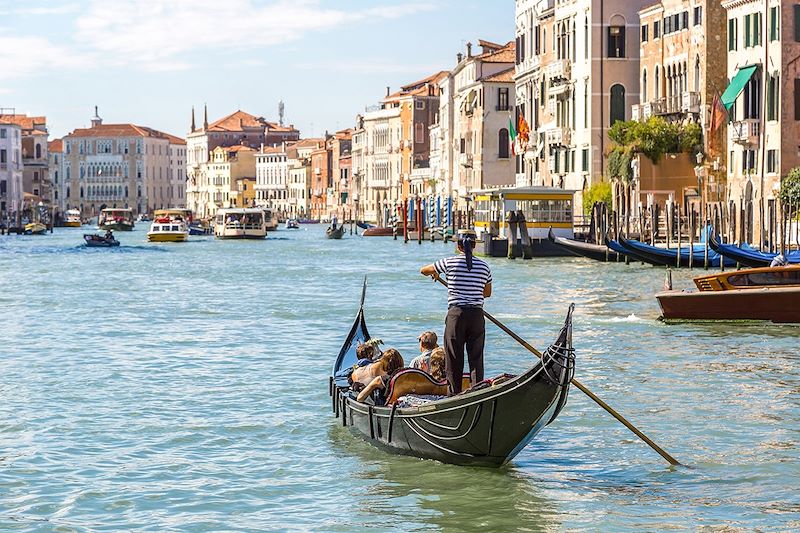 Gondole sur un canal de Venise - Italie