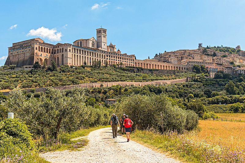 Randonneurs se dirigeant vers Assise - Ombrie - Italie