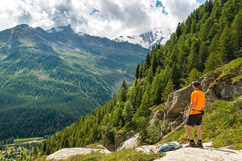 Randonnée dans la vallée d'Anzasca avec vue sur Macugnaga au loin - Italie