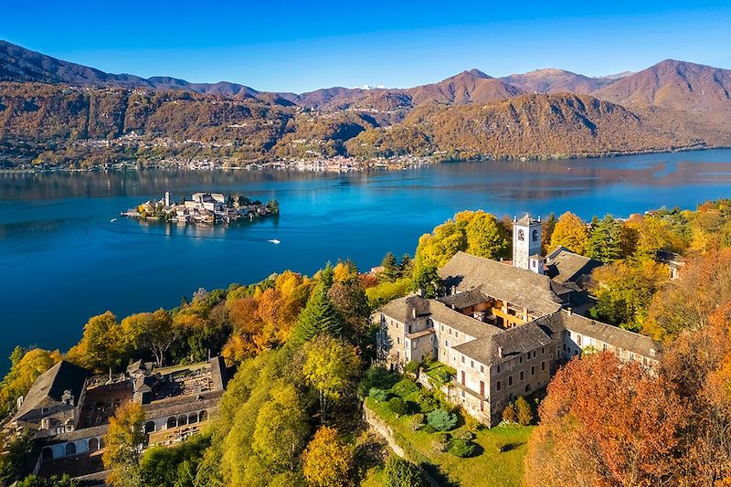 Vue du Sacro Monte d'Orta et de l'île de San Giulio - Lac d'Orta - Italie