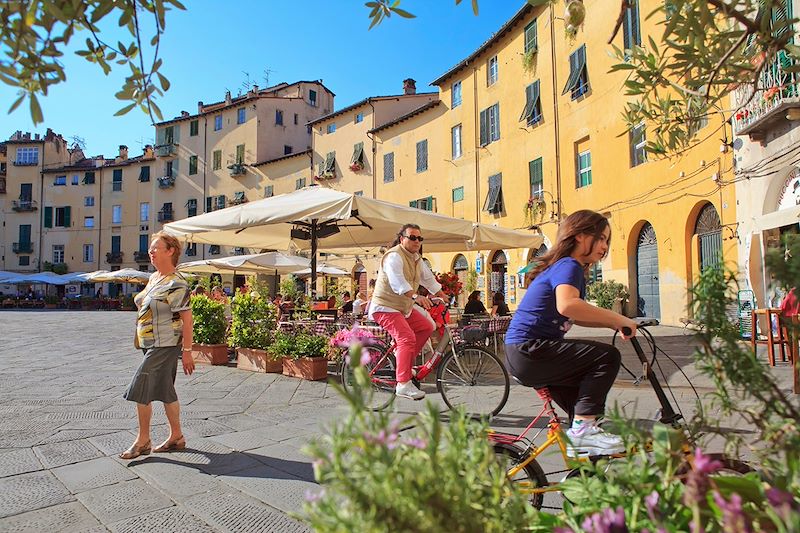 Piazza dell'Anfiteatro à Lucques - Toscane - Italie