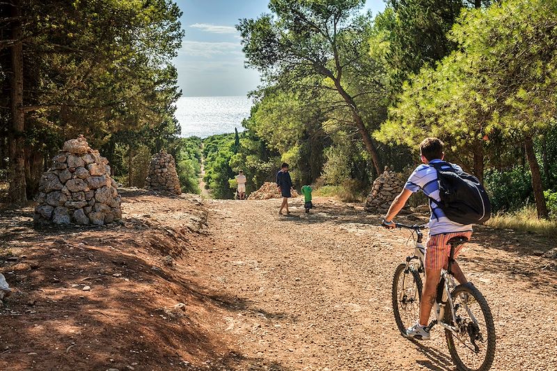 Cycliste dans le Parc naturel régional de Porto Selvaggio - Pouilles - Italie