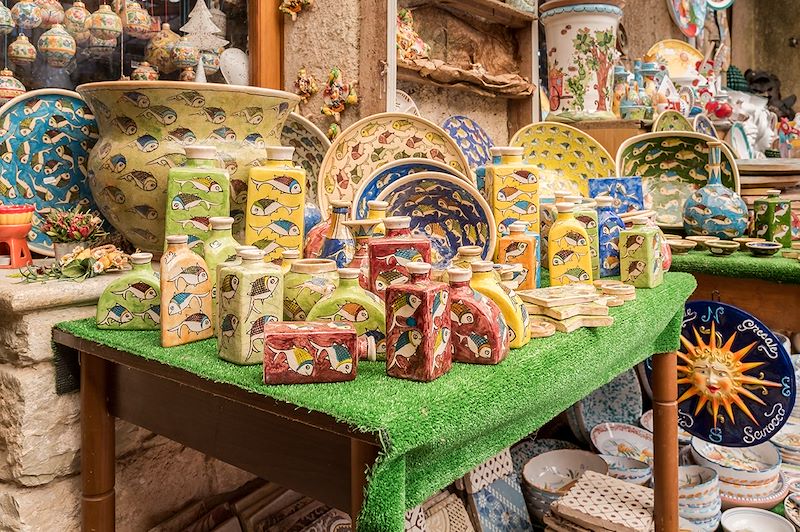 Céramiques dans un boutique de souvenir en Sicile - Italie