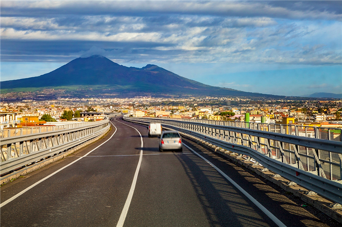 Route avec le Mont Vésuve en arrière-plan - Campanie - Italie
