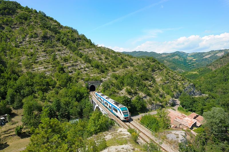 Train entre la Toscane et l'Émilie-Romagne - Italie