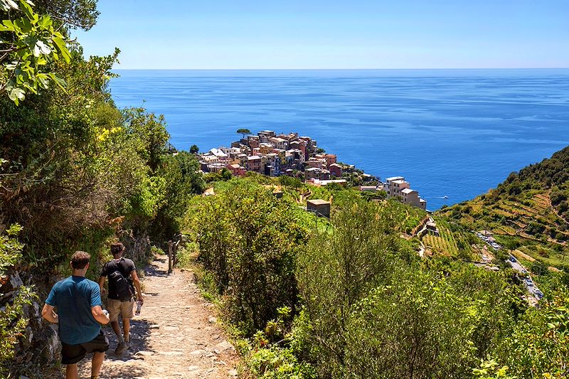 Randonneurs en direction de Corniglia - Ligurie - Italie