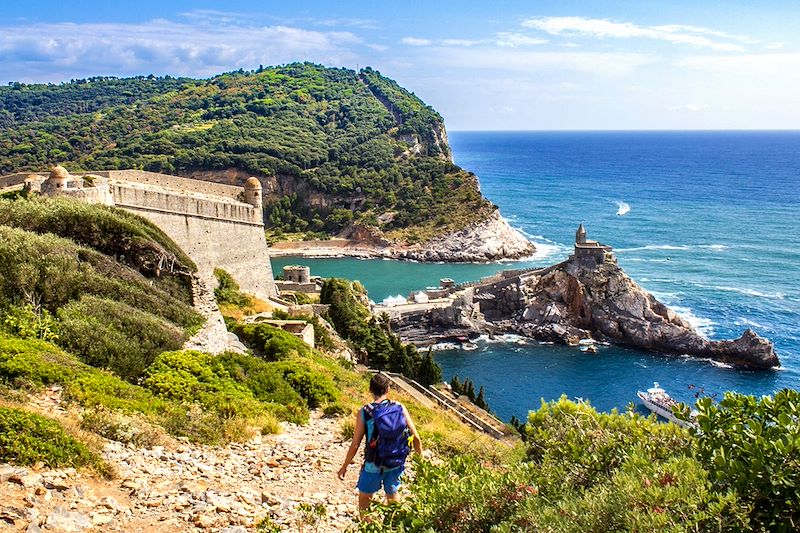 Randonneur en direction de Portovenere - Ligurie - Italie